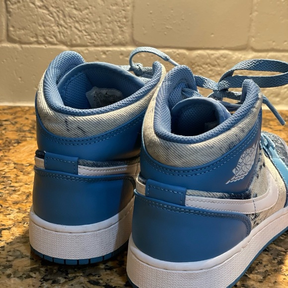 Jordan 1 Mid
Washed Denim (GS) - Picture 2 of 6